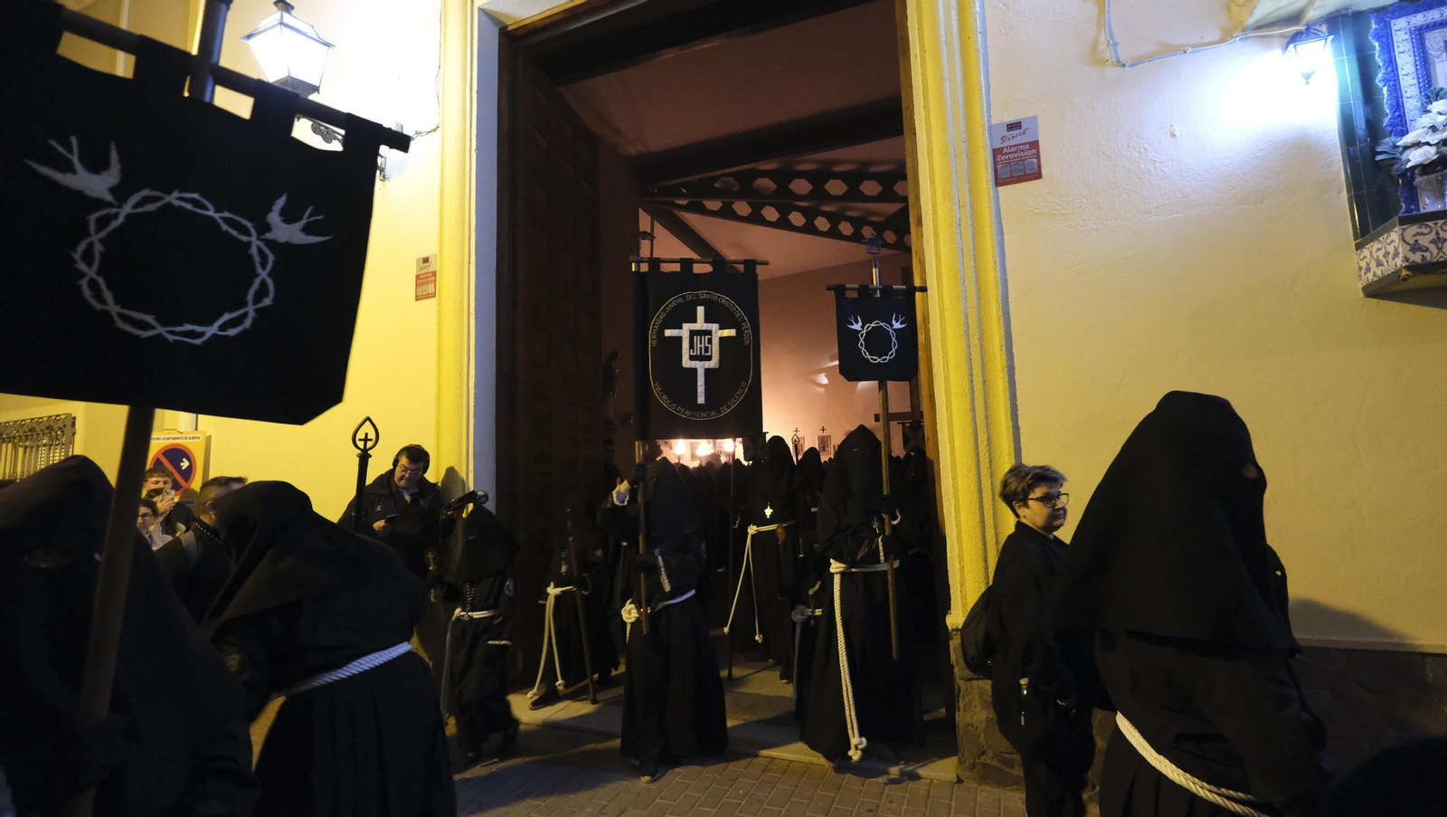Procesión del Perdón en Almería, en imágenes