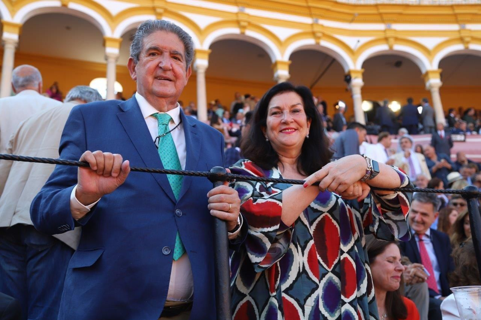 Las fotos de los famosos y la autoridades en la corrida del viernes de Feria de Abril