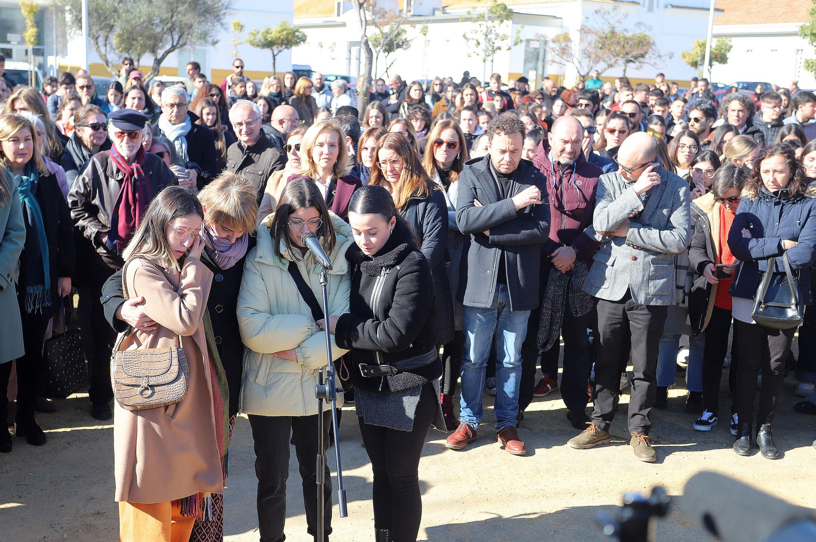 Imágenes del minuto de silencio guardado en la Universidad de Huelva en memoria de los estudiantes fallecidos en el incendio