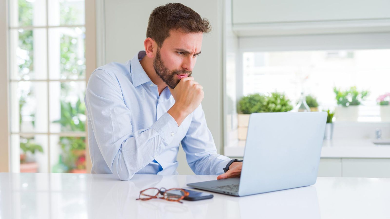 Buscar empleo desde casa.