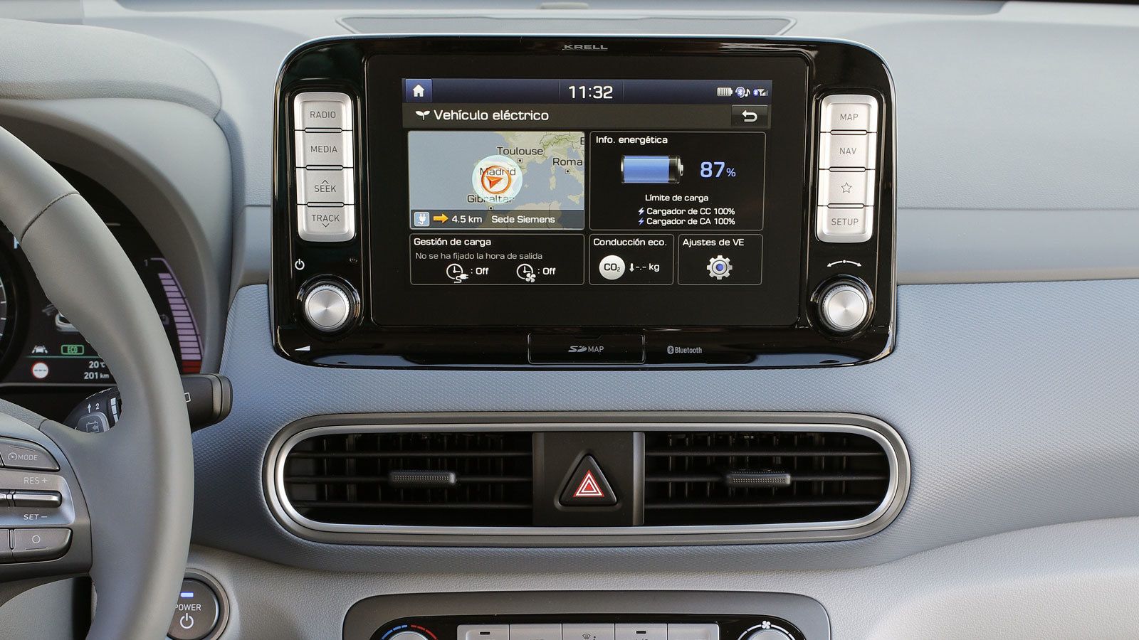 La pantalla principal tiene 8 pulgadas de diámetro y una buena posición.