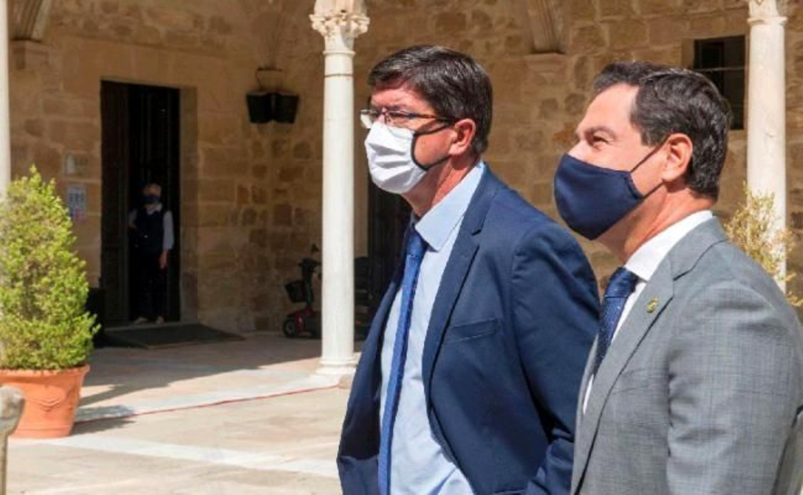 Juanma Moreno (d), y Juan Marín (i).