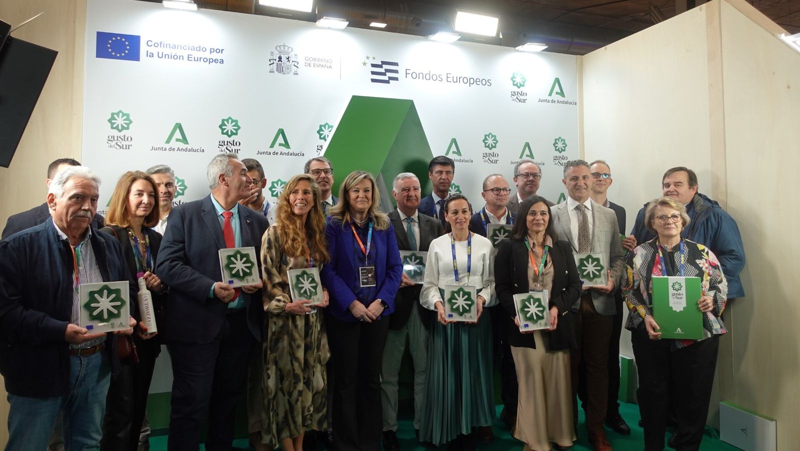 La directora general de Industrias, Innovación y Cadena Agroalimentaria, Cristina del Toro, posa con los representantes de las catorce nuevas empresas de Gusto del Sur.
