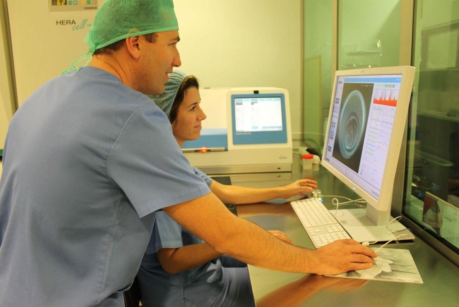 Profesionales del Centro Gutenberg observan un embrión.