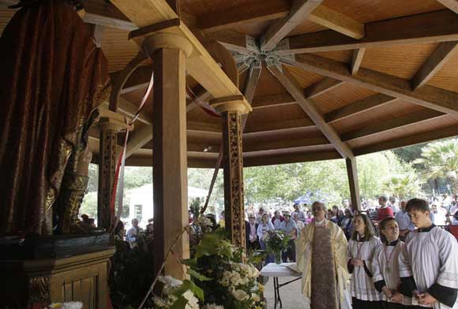 Un momento de la multitudinaria misa rociera en honor a San Roque oficiada por el párroco Juan Pedro Varo

Foto: Erasmo Fenoy