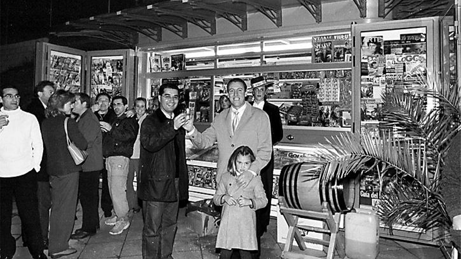 Imagen de archivo del traslado del kiosco de Paco de la glorieta al emplazamiento actual (la acera de enfrente). Paco (d) posa junto a su hija, y al concejal Raúl Ramírez, en noviembre de 2001.
