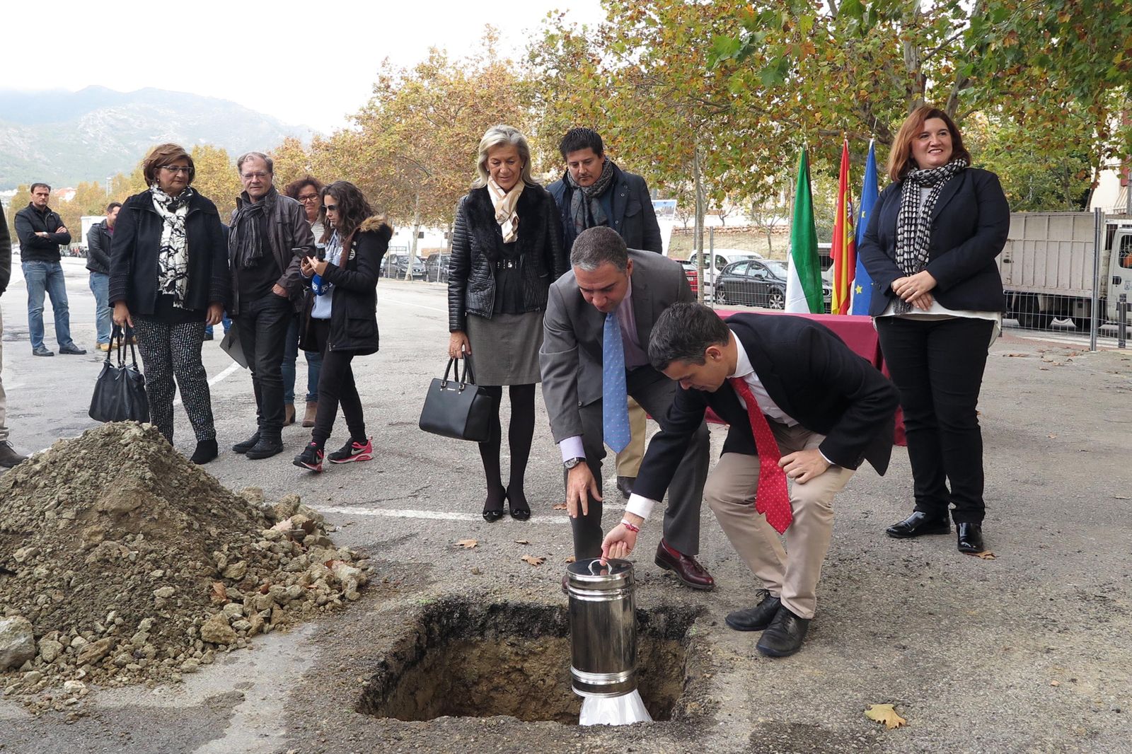 Bendodo y Bernal, ayer, en la puesta de la primerapiedra.