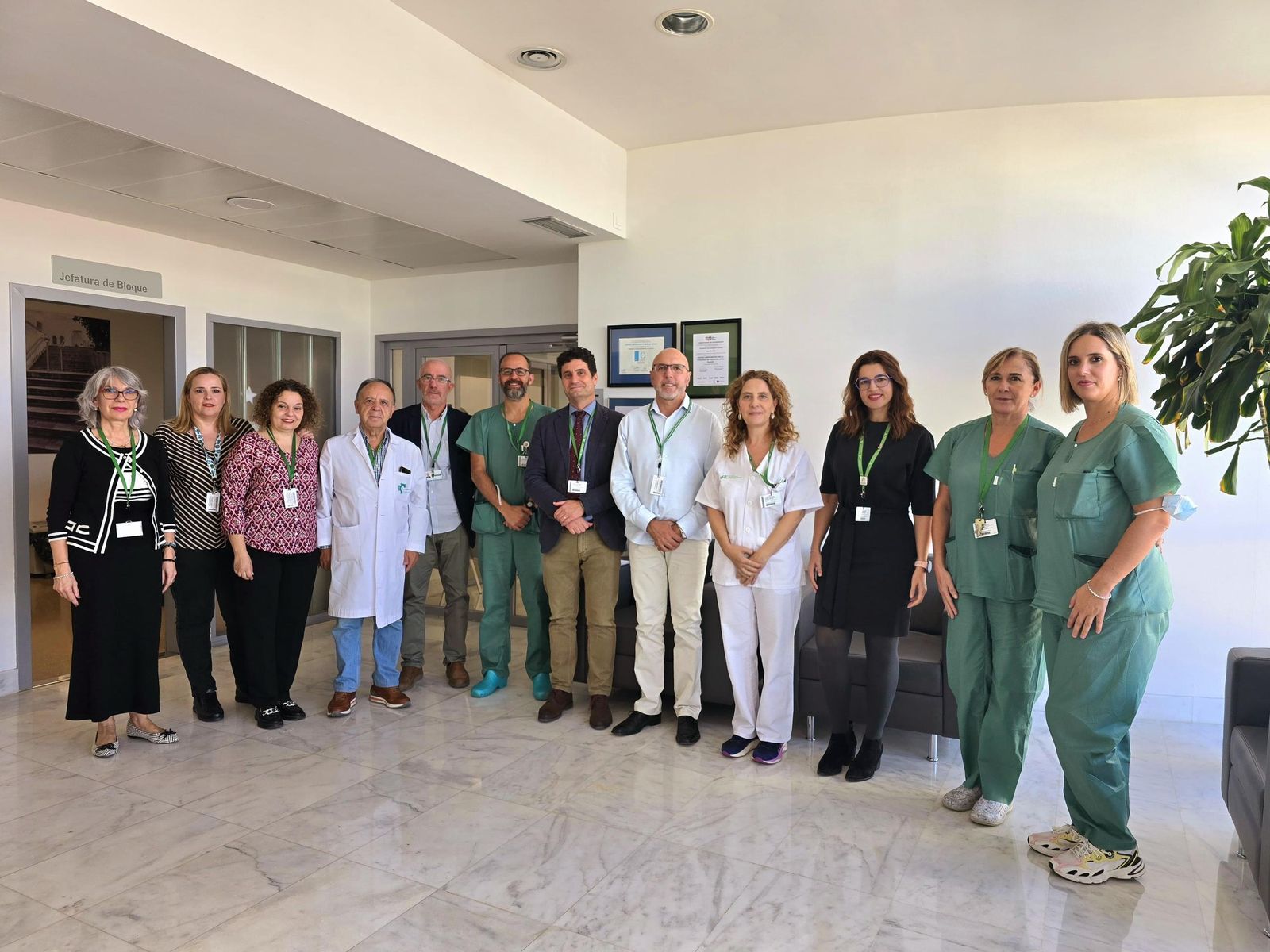 Foto de familia tras la firma del convenio.