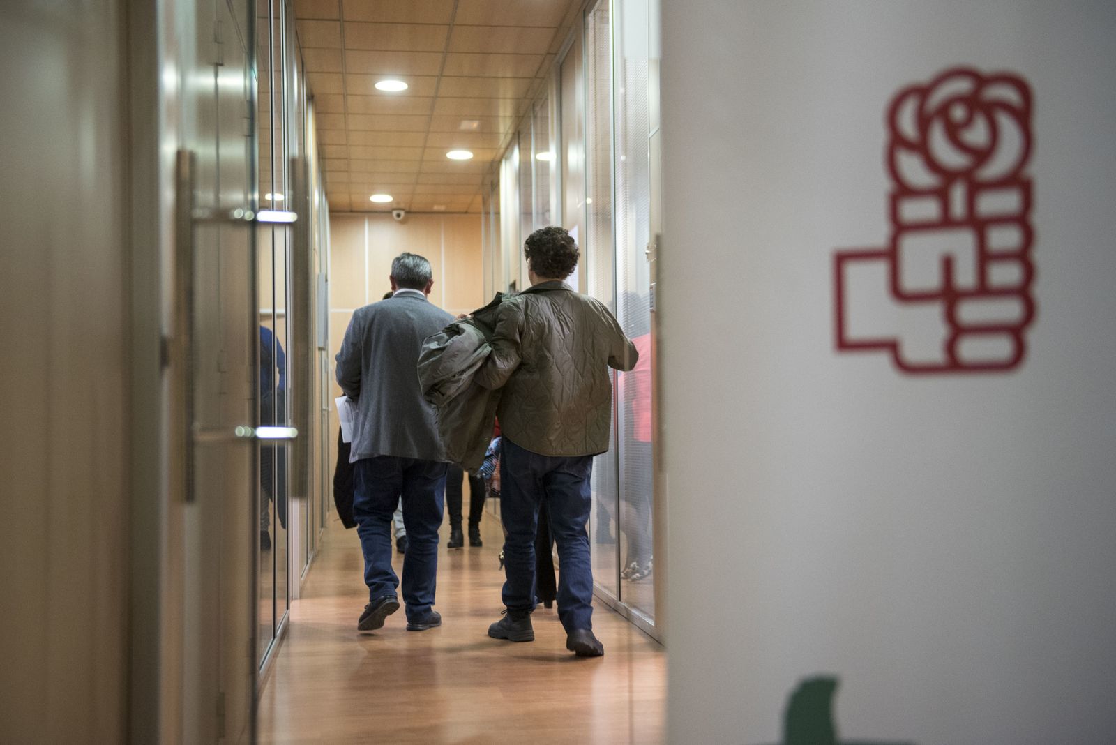 Muchos se marchaban cabizbajos de la sede del PSOE en Granada.