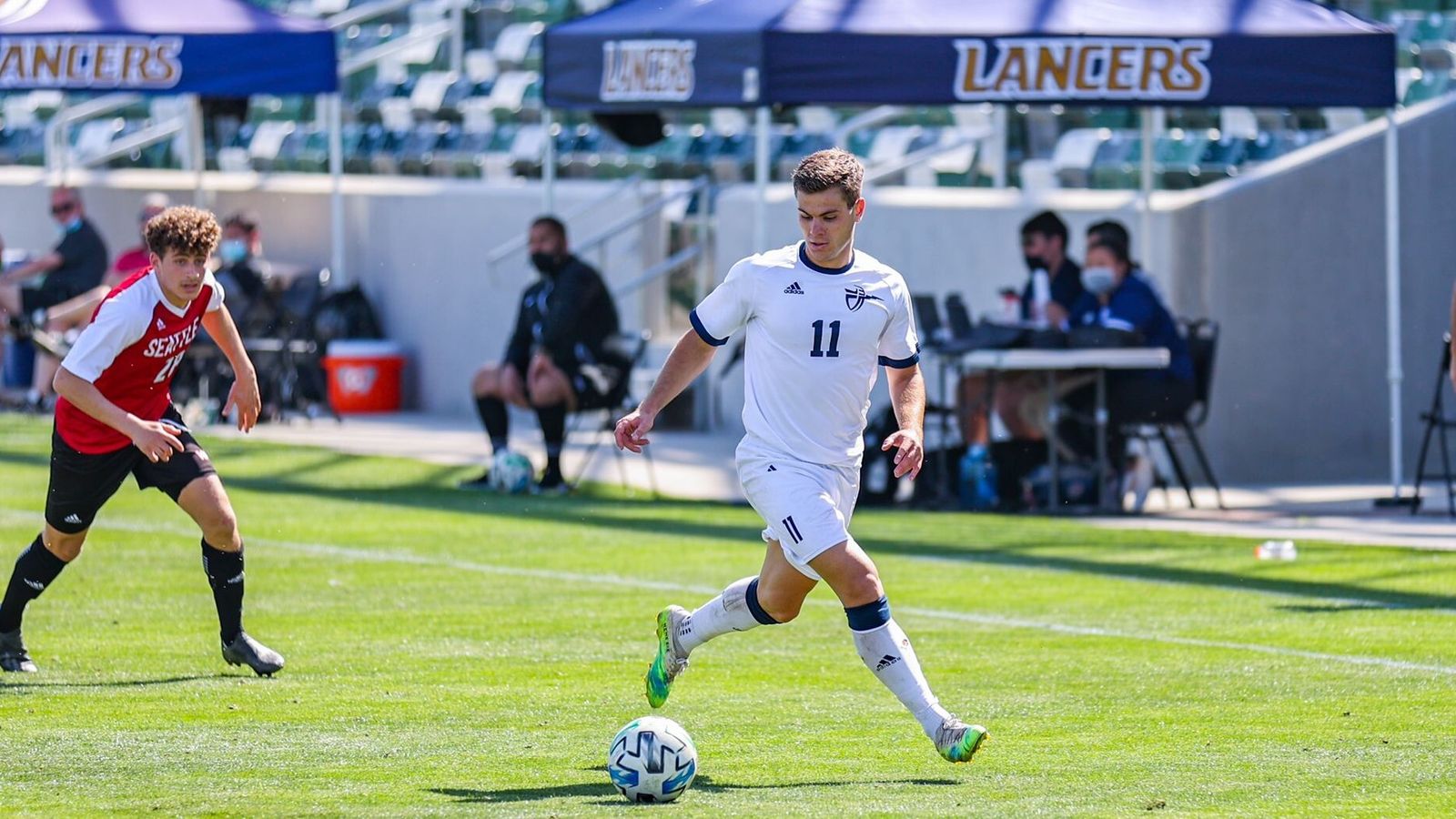 Tete Vacas conduce el balón en un partido con los Lancers.