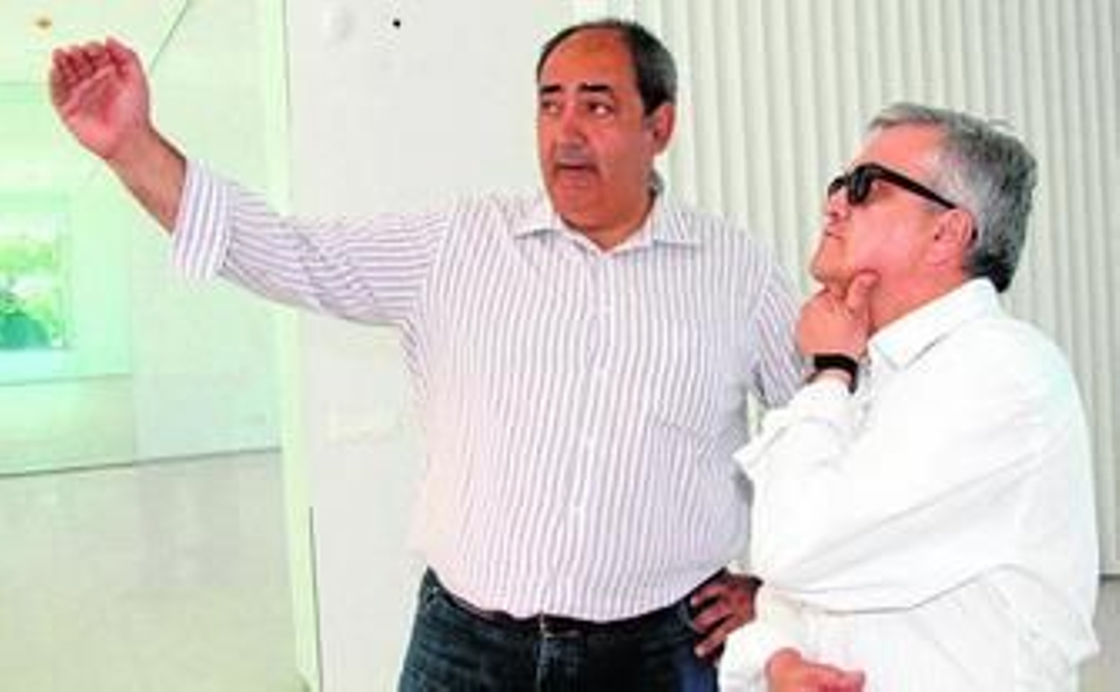 El delegado de Movilidad, Francisco Fernández, en su visita ayer a las obras de la nueva biblioteca.