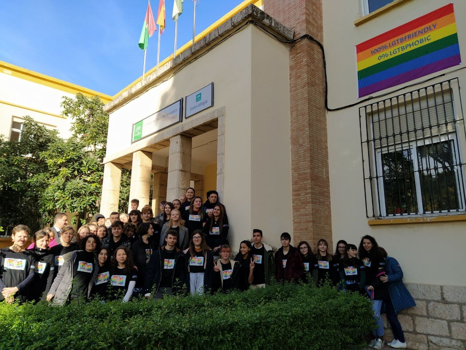 Alumnos del programa Erasmus+ junto a la bandera arcoíris en el IES La Rosaleda