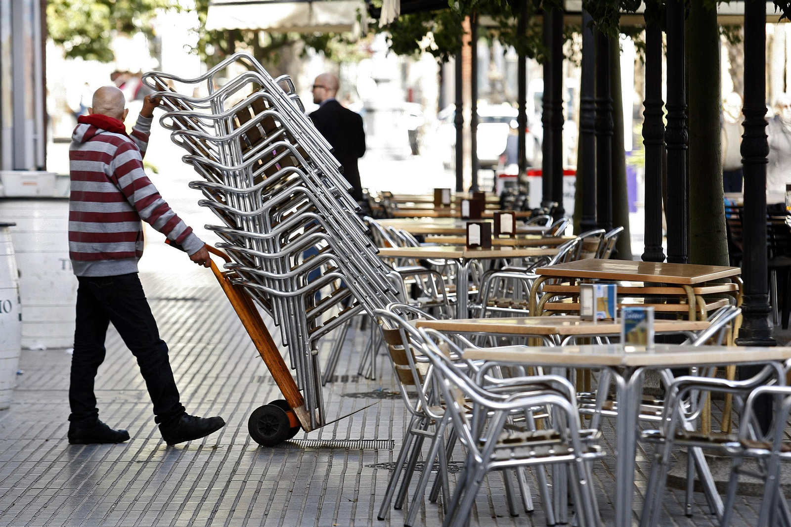 Retirada de sillas en uno de los bares de la capital gaditana.