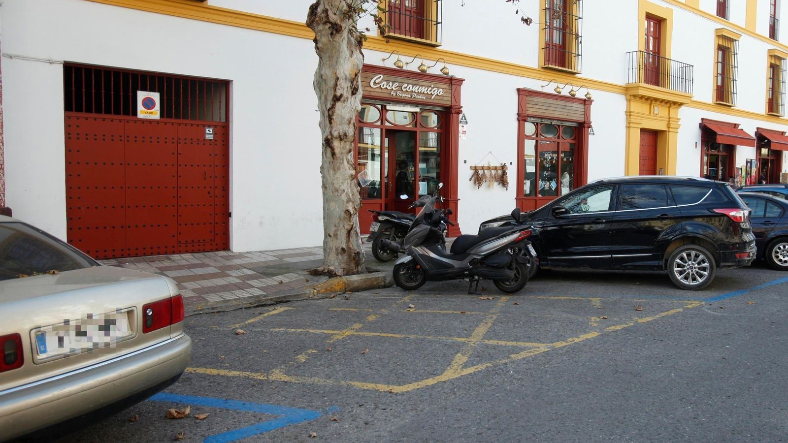 Las plazas de aparcamientos privadas a través de vados tienen su mayoría en el distrito Este-Alcosa-Torreblanca, donde la zona de Sevilla Este cuenta con multitud de bloques de viviendas con aparcamientos subterráneos que suman 3.865 plazas. El centro, con 2.338 es la otra zona de la ciudad con más vados.
