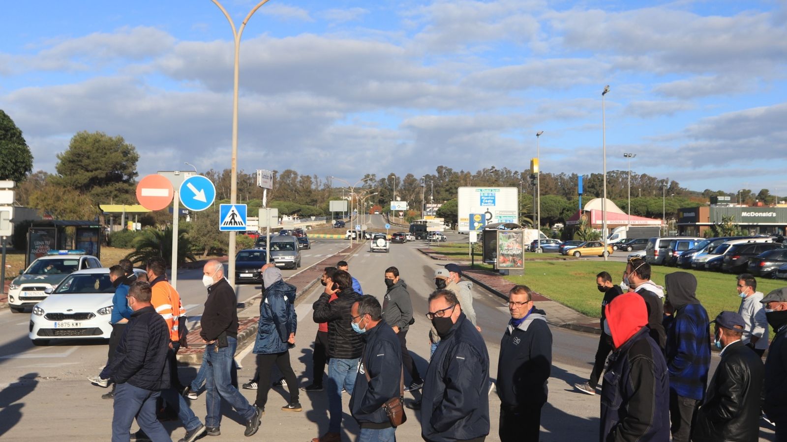 El paso de un piquete corta la carretera principal del polígono de Palmones, este martes.