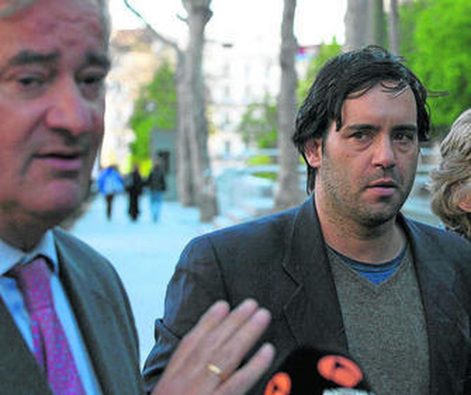 Ignacio Peláez, defensor de Mario Conde, y Mario Conde Arroyo, hijo del ex banquero, tras declarar ante el juez.