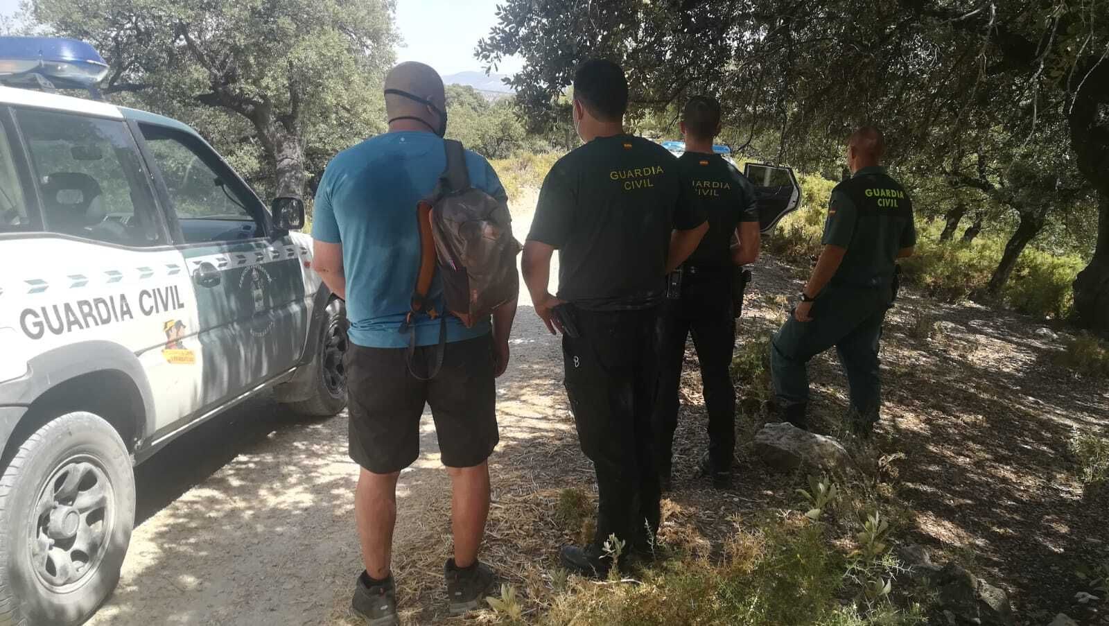 Agentes de la Guardia Civil tras el rescate de los senderistas.