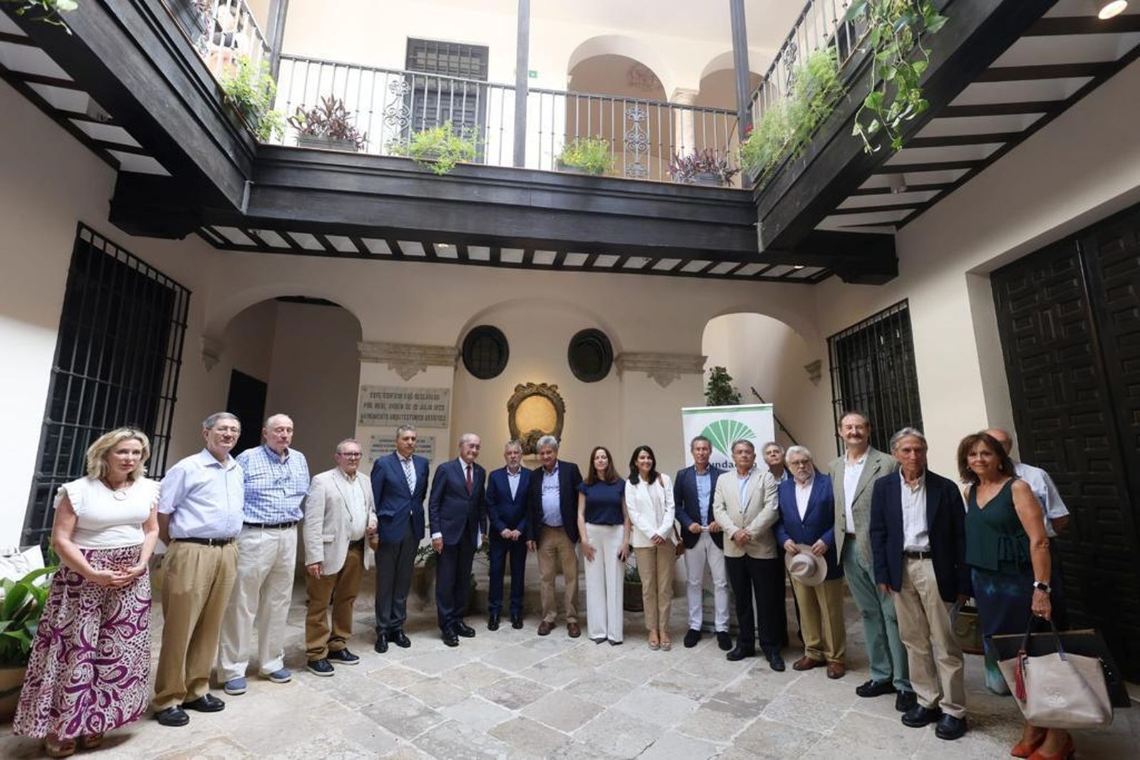 Autoridades y representantes de asociaciones culturales y sociales en el patio del Consulado