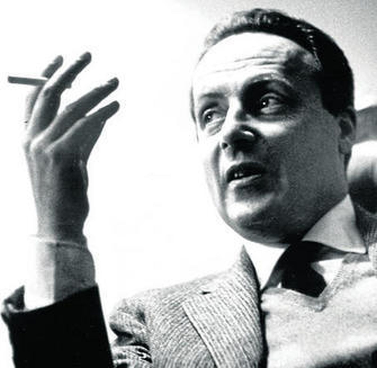 El escritor italiano Giorgio Bassani (Bolonia, 1916 - Roma, 2000).