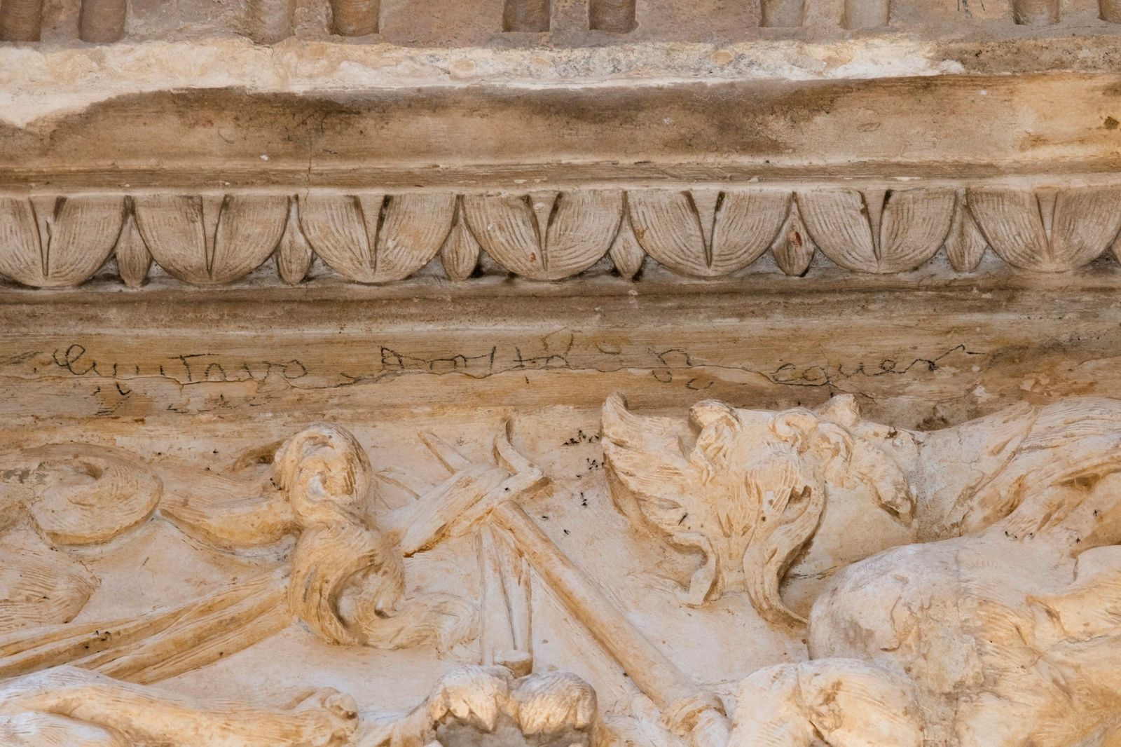 Detalle de la portada de la iglesia conventual con la firma de Bécquer