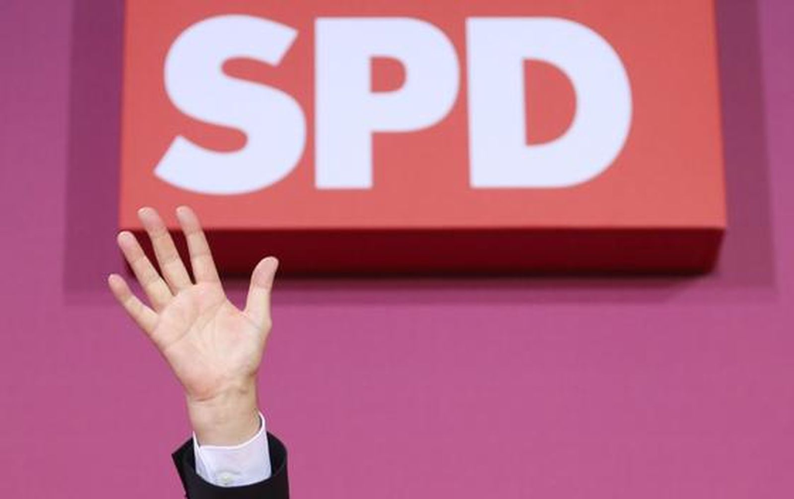 Los derrotados socialdemócratas felicitan a Merkel.

Foto: EFE