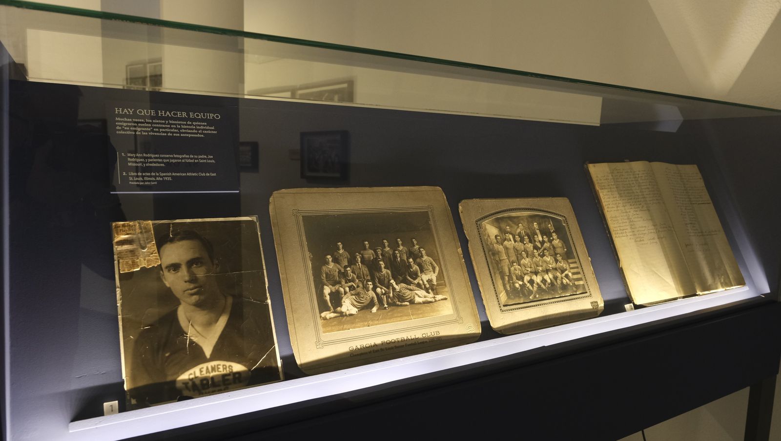 Imágenes de la exposición 'Emigrantes Invisibles. Españoles en EEUU 1868/1945', en el Museo de Almería