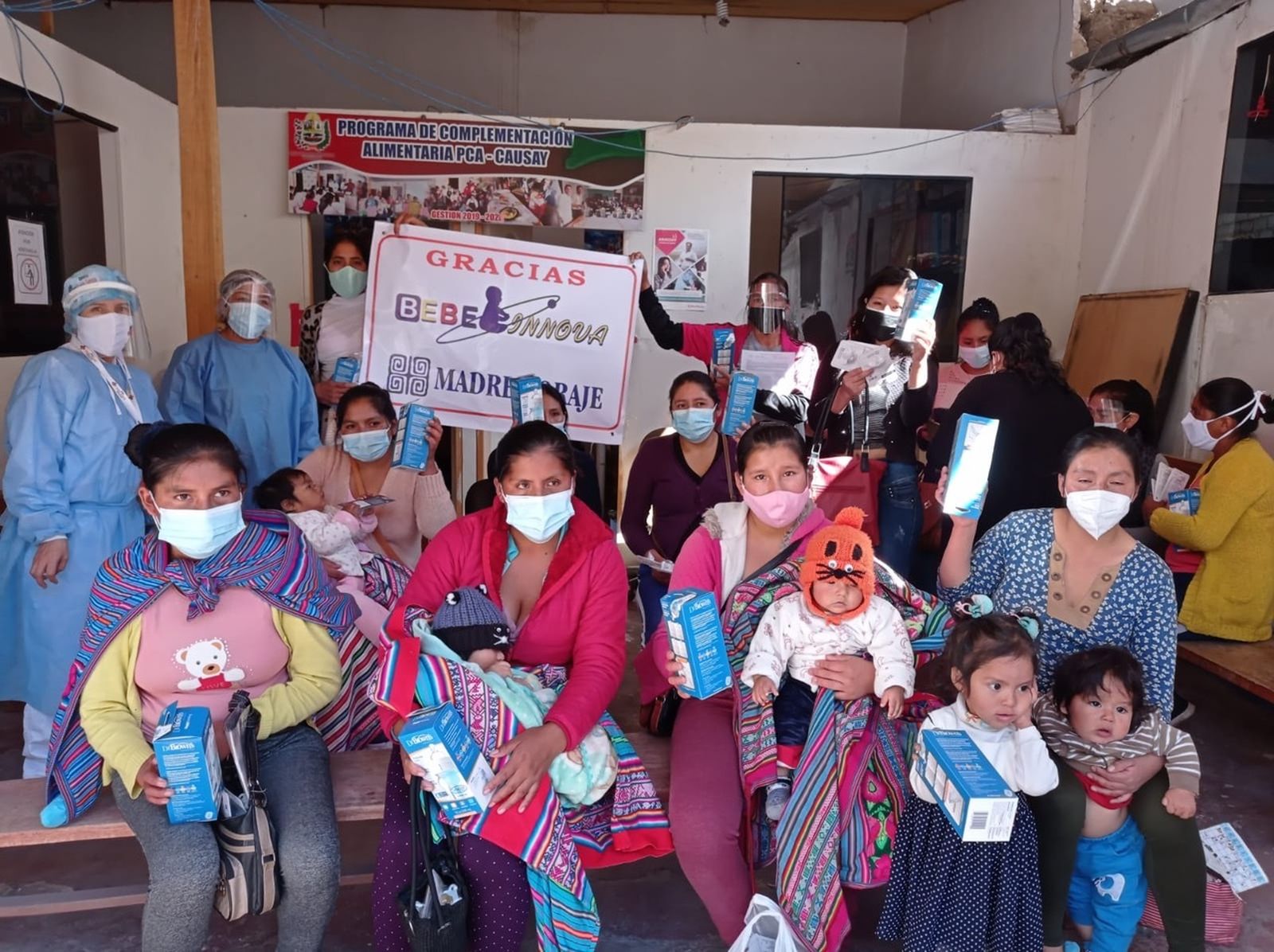 Algunas de las madres de Perú que han recibido los biberones de Bebe Innova.