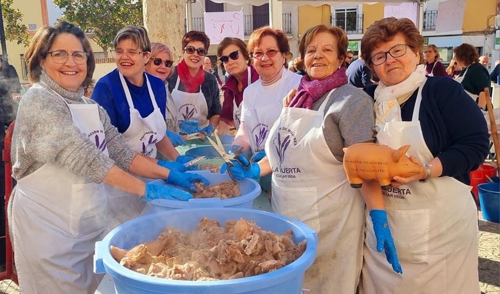 Imagen de las mujeres de Cúllar Vega cocinando su puchero de San Antón solidario