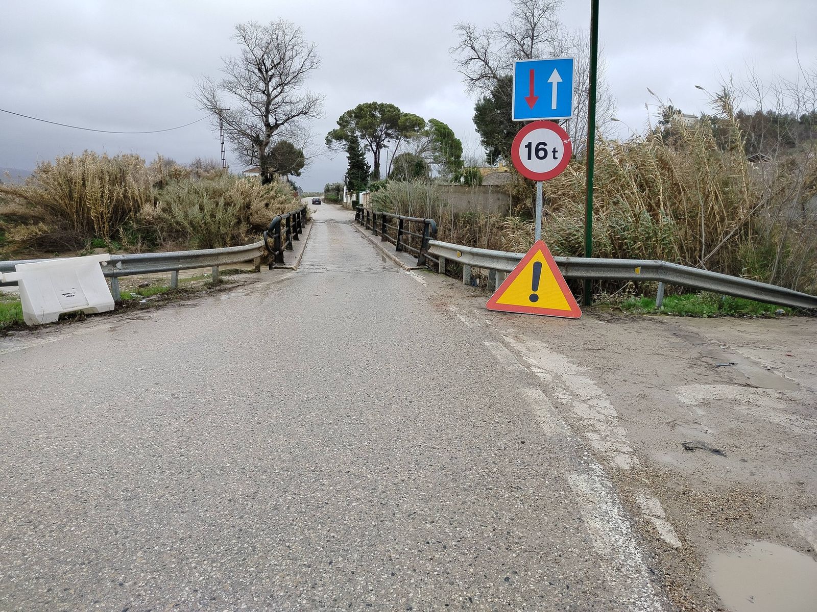 Puente sobre el río en la A-6000.