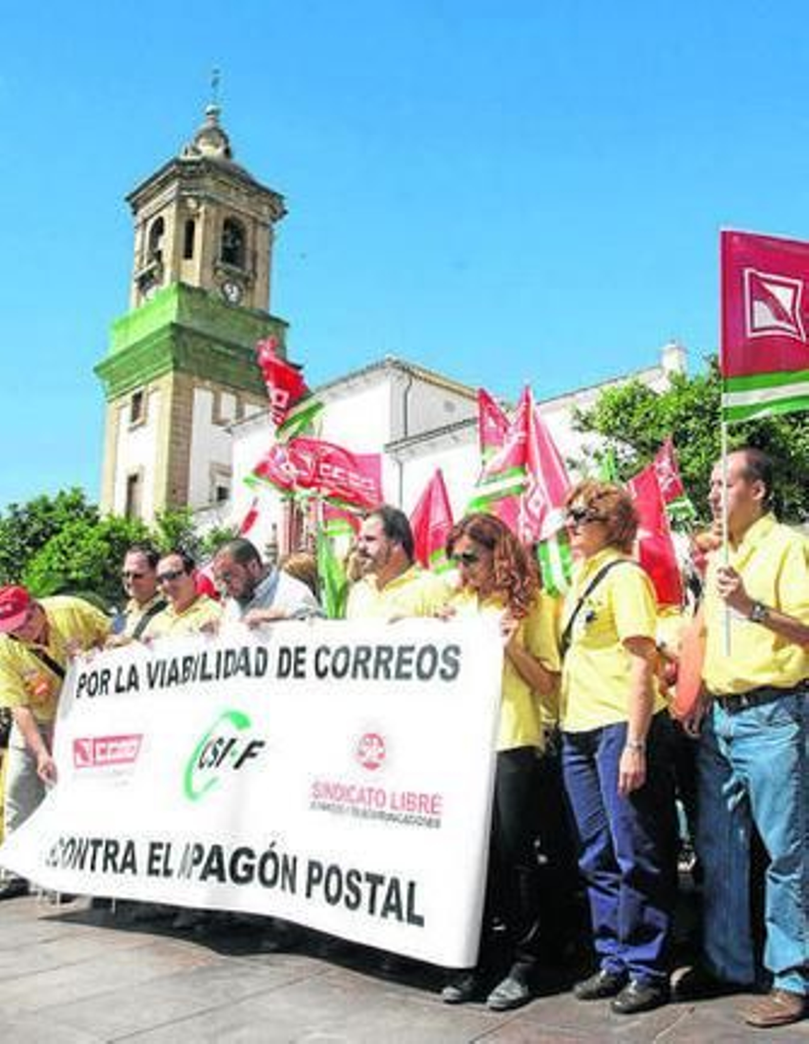 Los empleados de Correos durante la concentración de ayer.