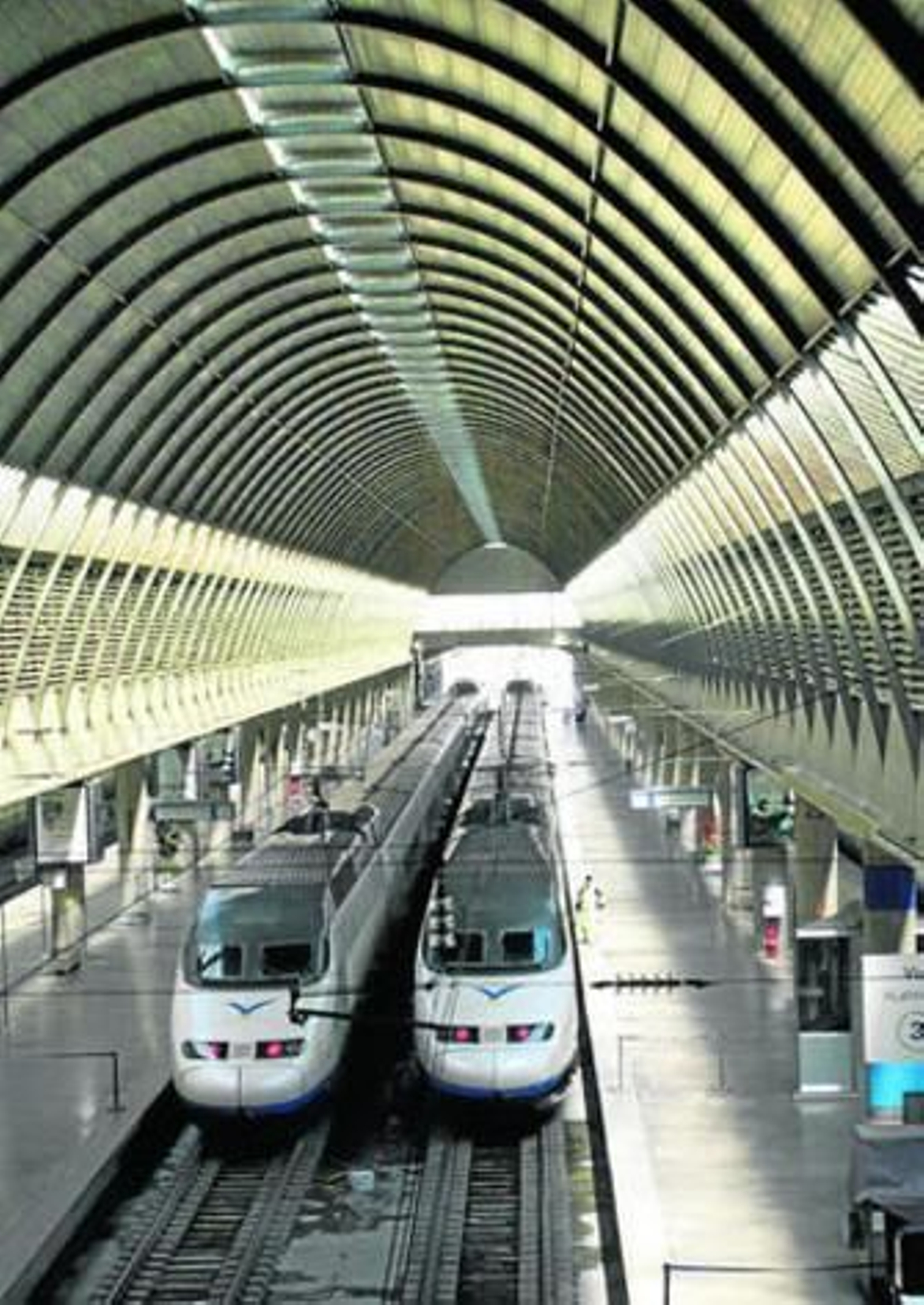 Dos trenes AVE en la estación de Santa Justa de Sevilla.