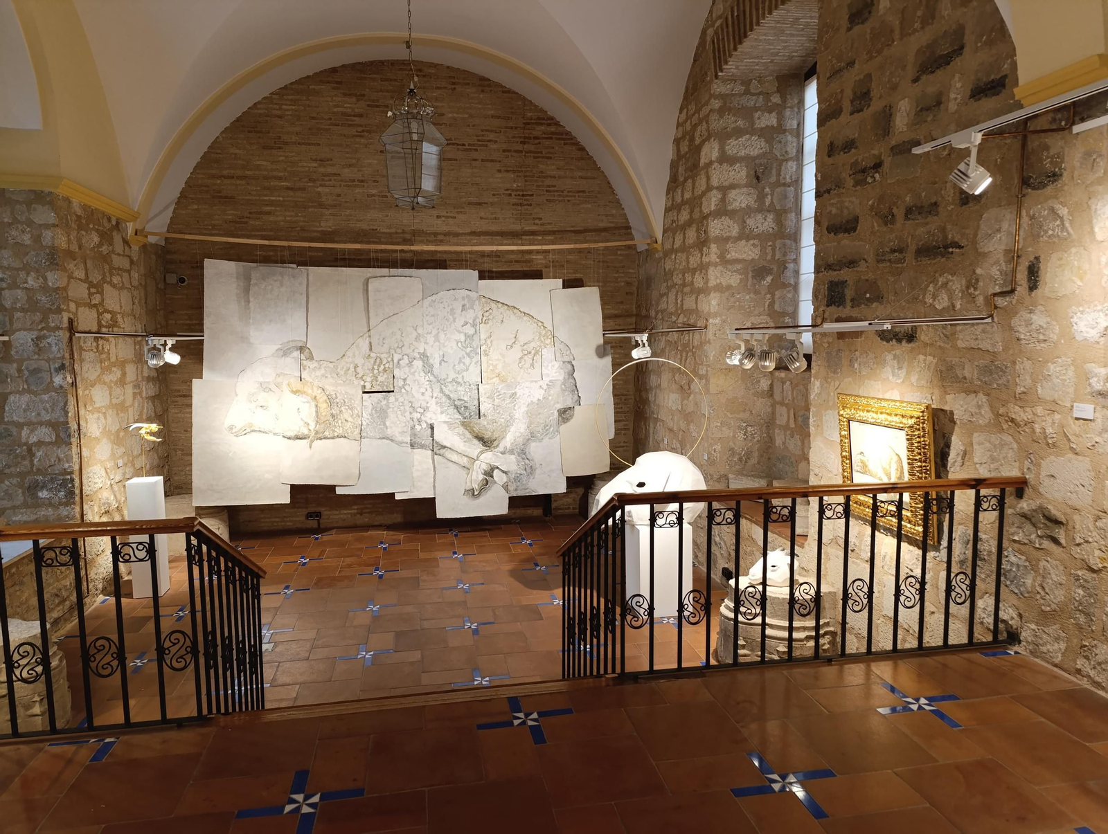 Máscaras, corderos y un retrato gigante del Papa Francisco: así es la impactante muestra ‘Et in Arcadia ego’ en Jaén