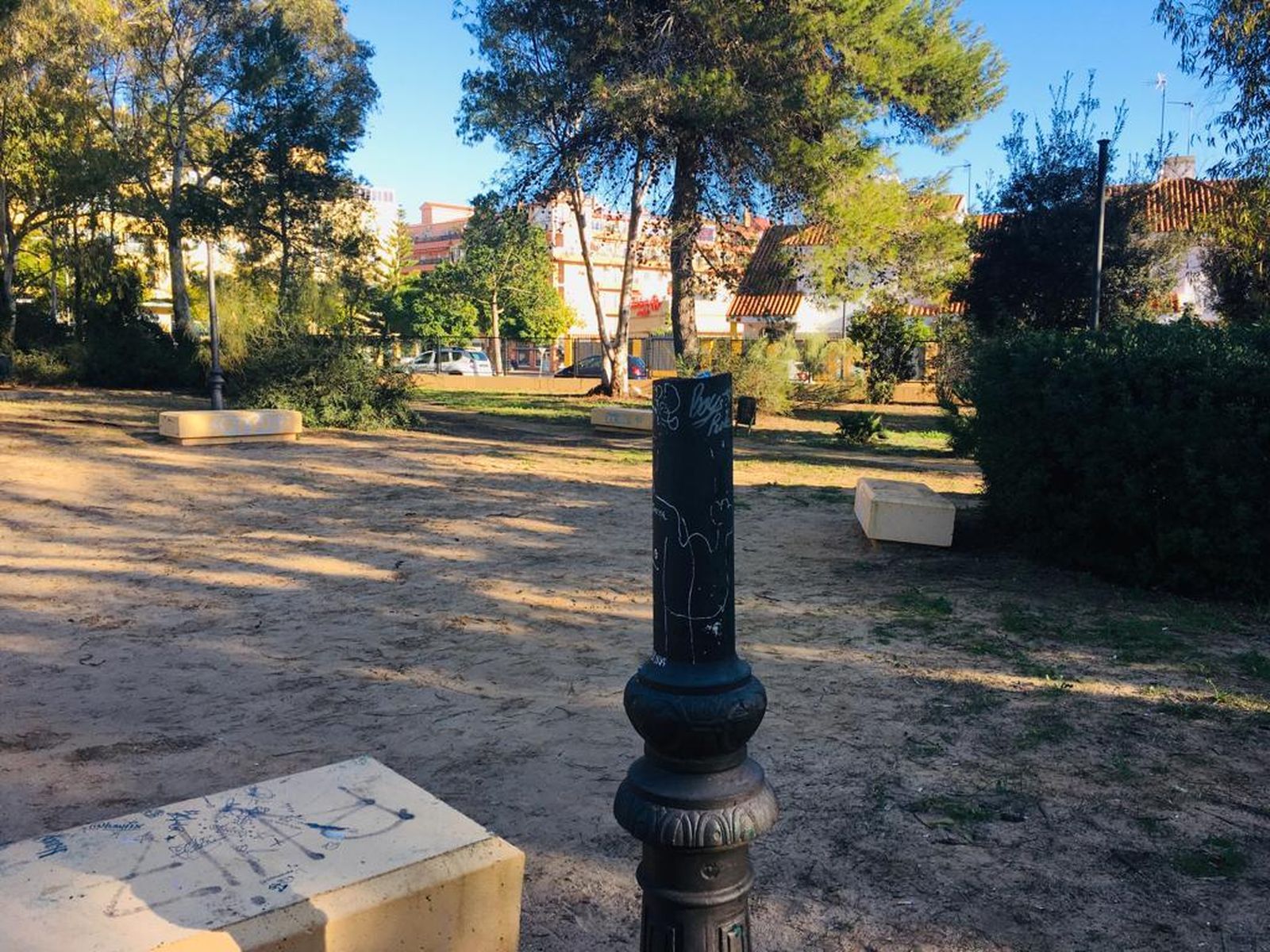Una imagen del parque de la Arboleda Perdida, con una farola rota en primer plano.