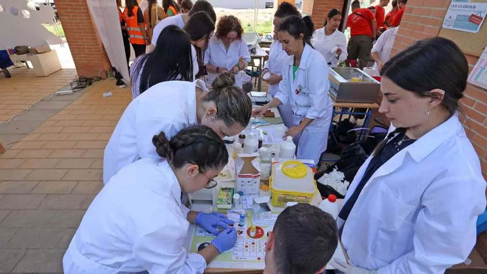 Jóvenes, en la Feria de la FP.