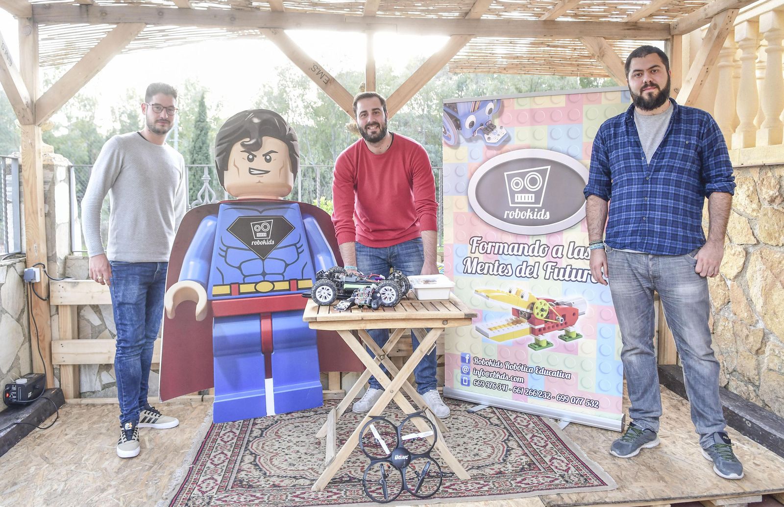 Los responsables de la compañía Robokids E. S. P. J.