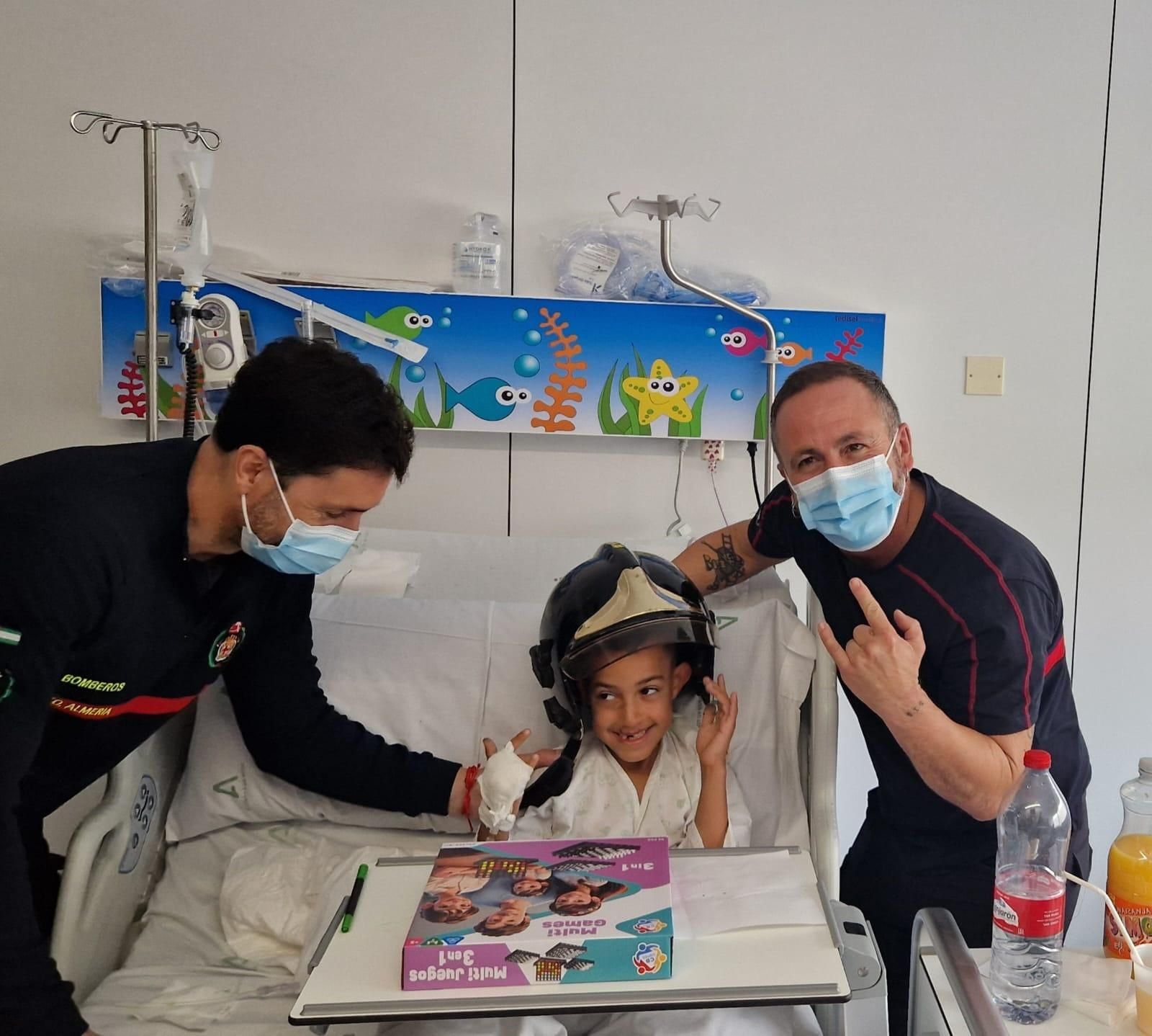 Los Bomberos de Almería han visitado a los niños de Torrecárdenas.