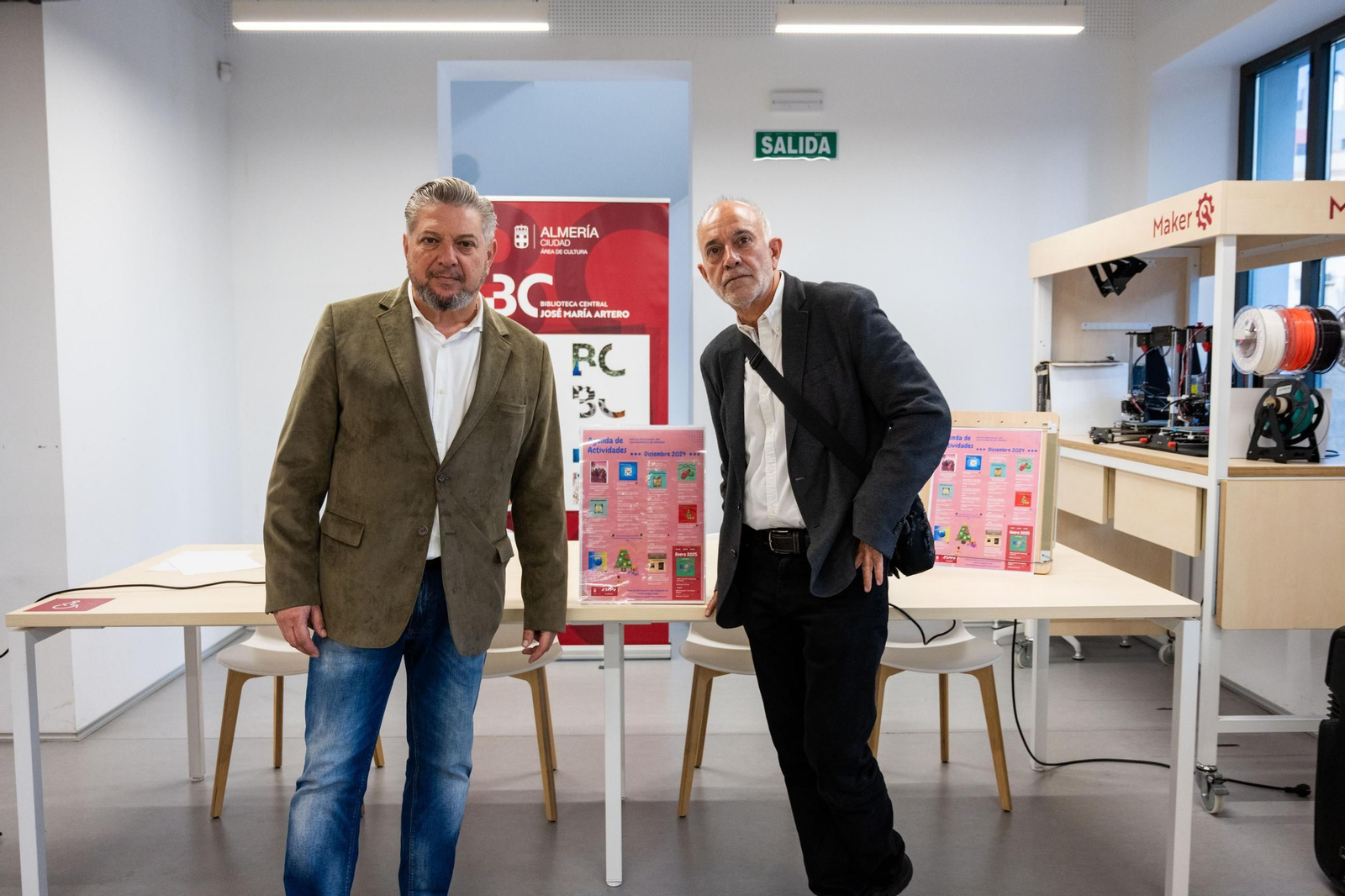 El concejal Diego Cruz junto a Juan Luis Mena, Director de la Red de Bibliotecas.