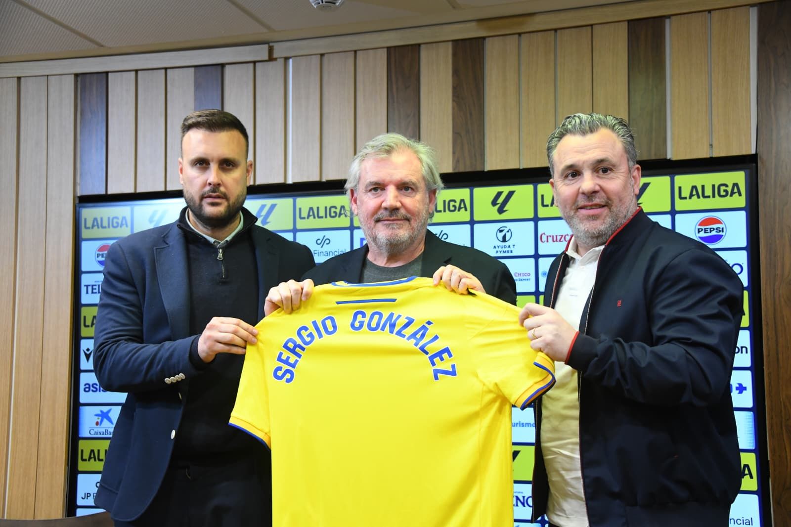 Juan Cala, Manuel Vizcaíno y Sergio González, en la sesión de fotos tras la presentación.