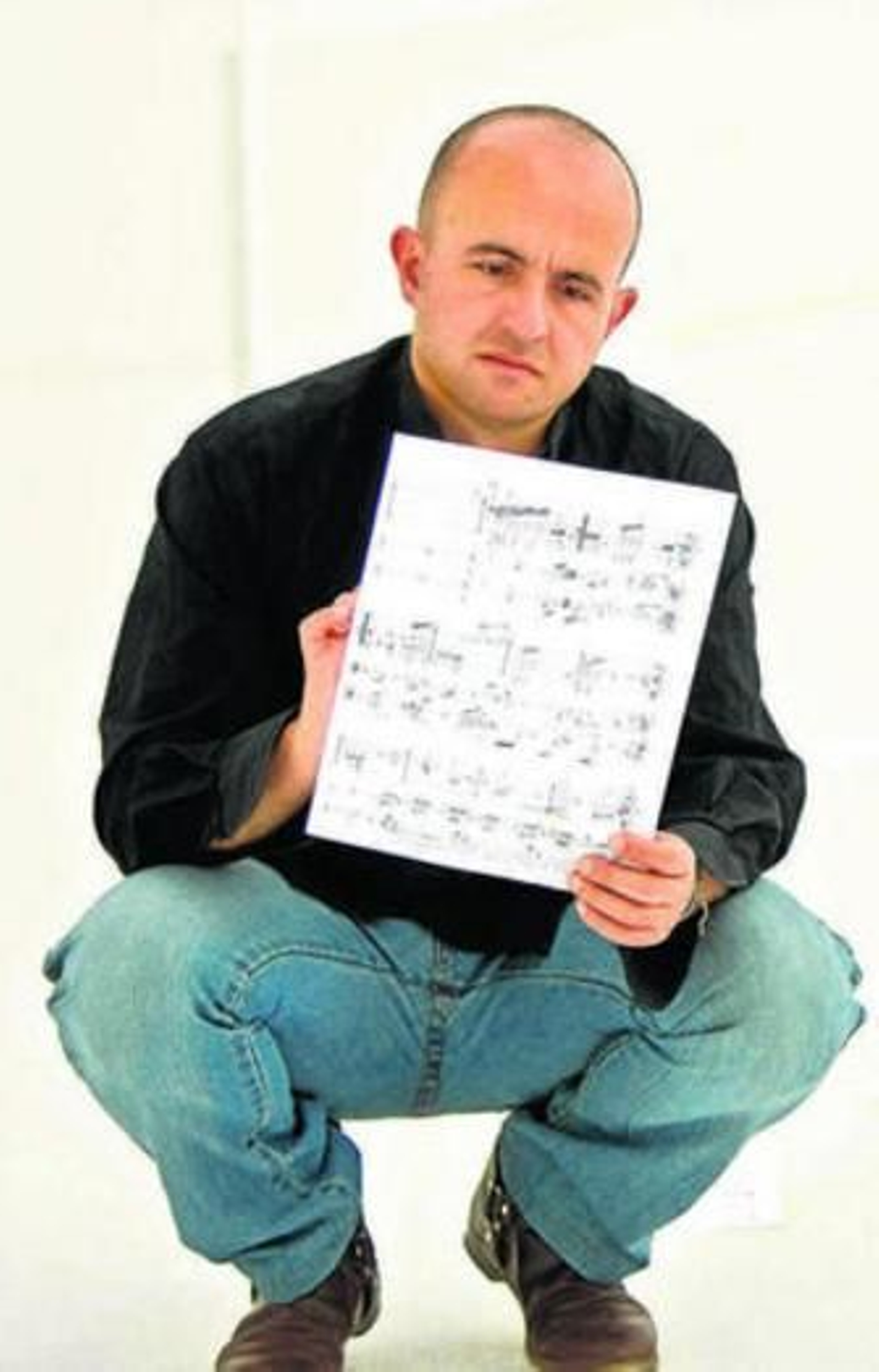Juan Cruz Guevara mirando unas partituras.