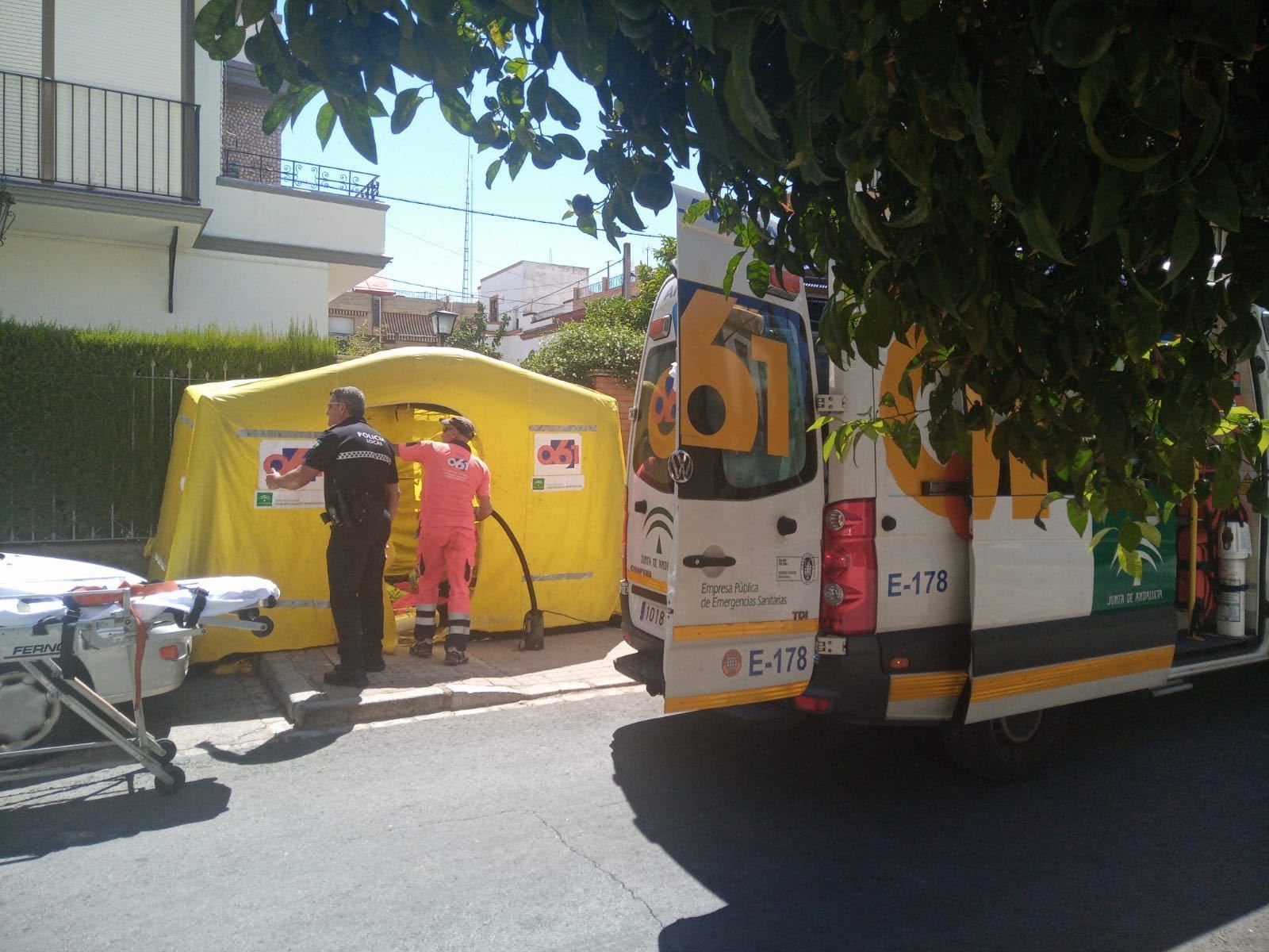 El 061 y la Policía trabajan para intentar reanimar al paciente.