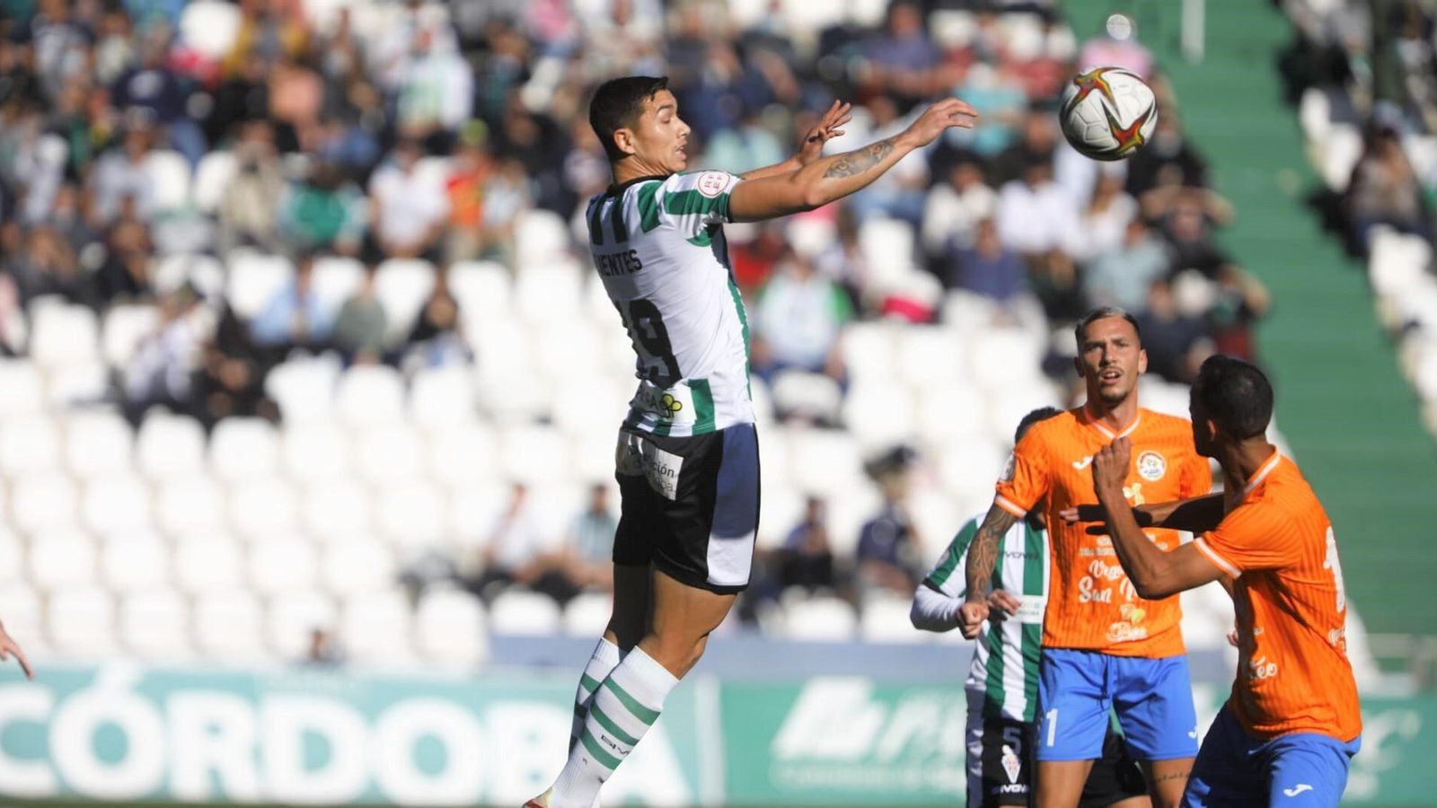 Adrián Fuentes trata de ganar un balón por alto ante los defensas del Panadería Pulido. Adrián Fuentes trata de ganar un balón por alto ante los defensas del Panadería Pulido.