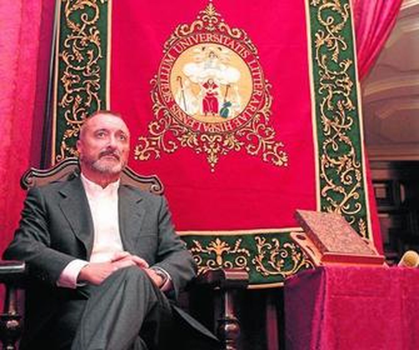 Arturo Pérez-Reverte, junto a la edición facsímil de la 'Suma de Geographia' que ha recibido como premio.