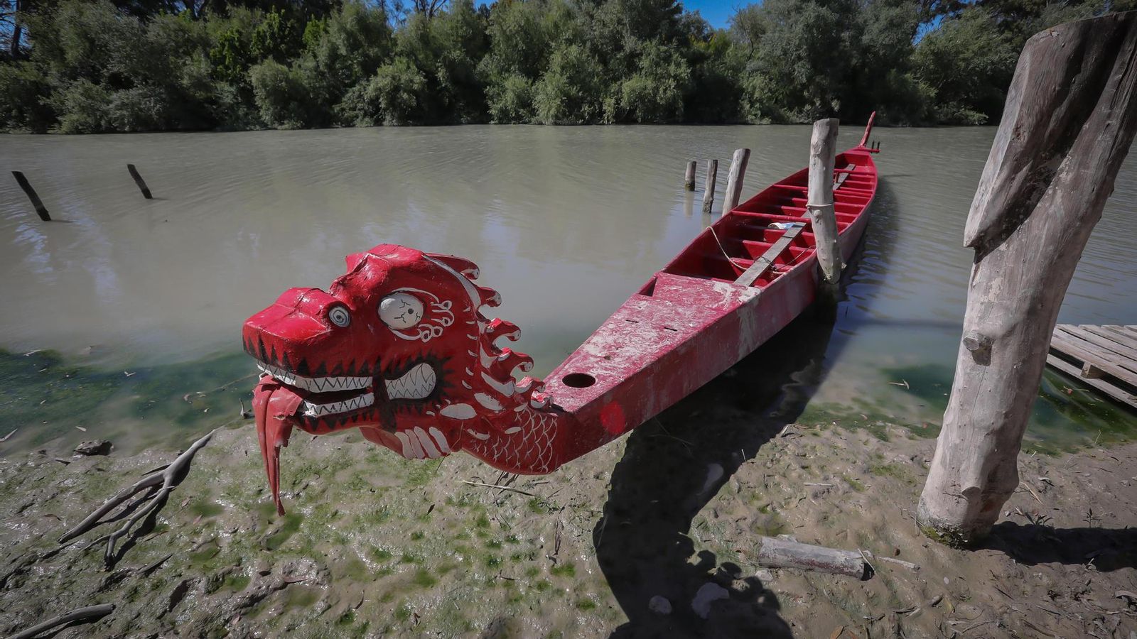 Una embarcación de una empresa que realiza paseos por el río en La Corta.