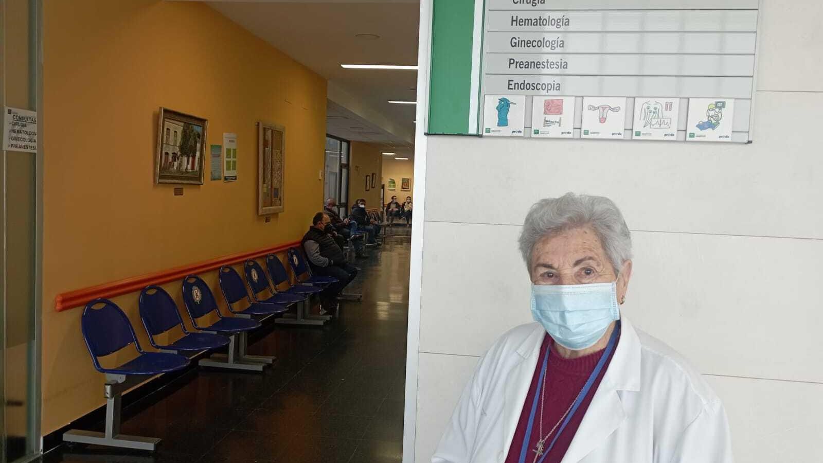 Teresa Sánchez, en uno de los pasillos de las consultas externas del Hospital de Pozoblanco.