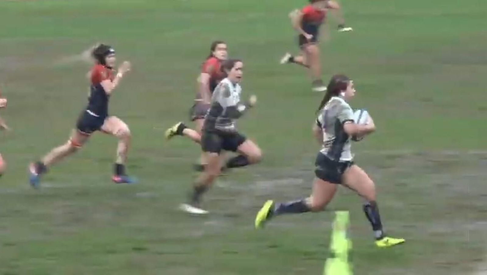 Marta Carmona avanza con el oval en la jugada que acabó con su ensayo.