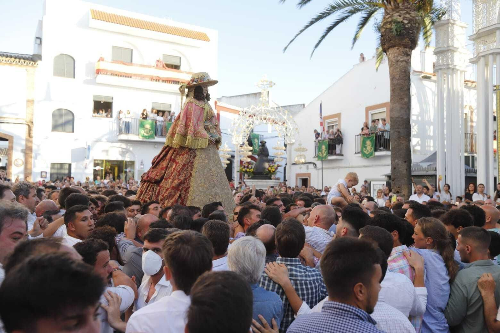 Traslado: las primeras imágenes de la Virgen del Rocío por las calles de Almonte