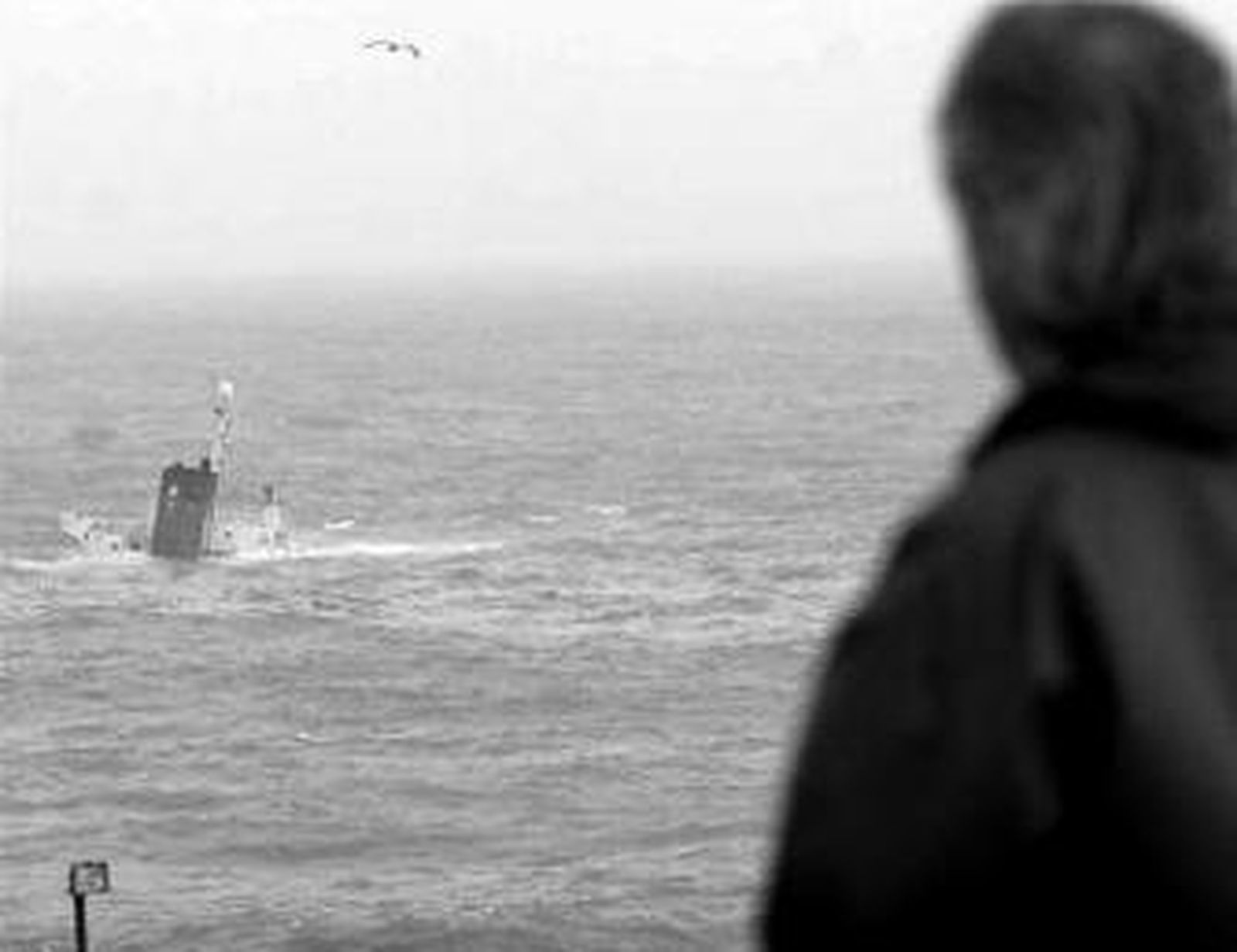 Un hombre observa la chimenea del New Flame.