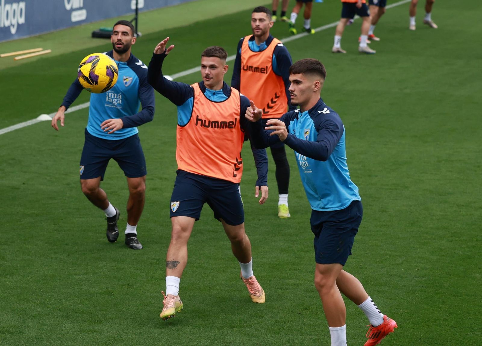 El Málaga CF se divierte con baloncesto en La Rosaleda antes de medirse al Racing de Ferrol
