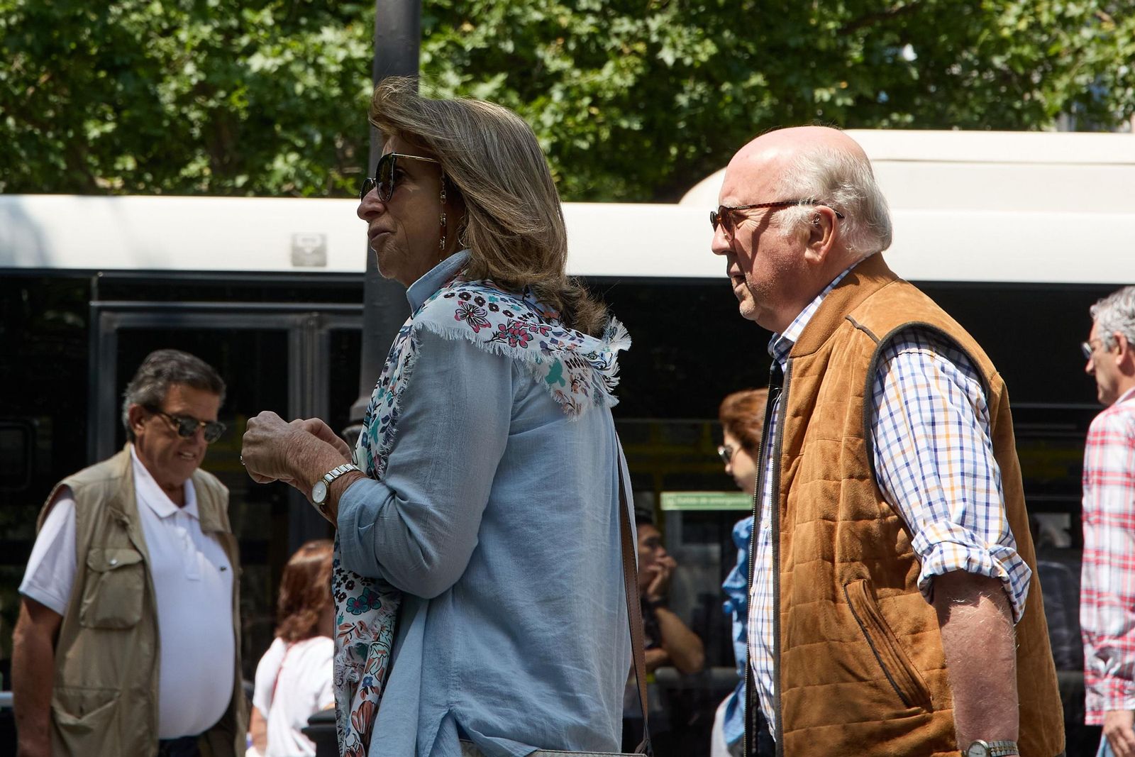 Pareja de personas mayores caminando por el centro de la ciudad.