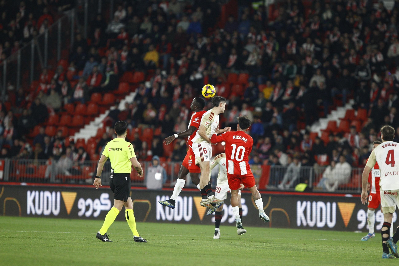 La U.D. Almería se impone por 1-0 al C.D. Mirandés y alcanza la segunda plaza, en imágenes